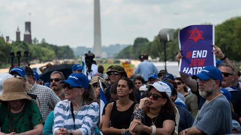 Personas asisten durante una protesta contra el antisemitismo en Washington.