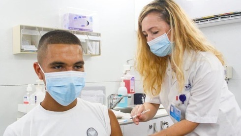 Un adolescente israelí recibe la vacuna contra el coronavirus en Haifa. 