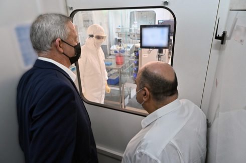 El ministro de Defensa, Benny Gantz, visita un laboratorio del Instituto de Investigación Biológica de Israel.
