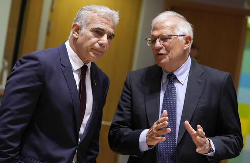 Lapid habla con el jefe de política exterior de la Unión Europea, Josep Borrell.