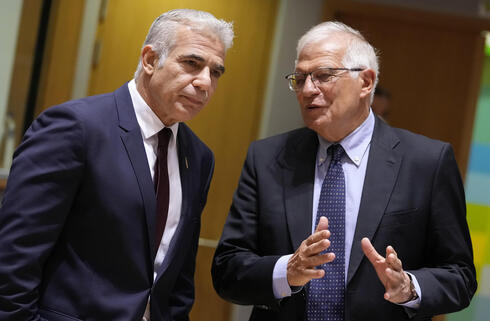 Lapid habla con el jefe de política exterior de la Unión Europea, Josep Borrell. (AP) Lapid habla con el jefe de política exterior de la Unión Europea, Josep Borrell.
