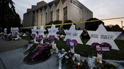 Monumento improvisado a los muertos se encuentra fuera de la Sinagoga del Árbol de la Vida en Pittsburgh tras el mortal ataque de 2018 en el lugar.
