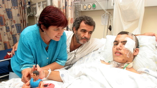 Gilad Lahiani en 2006 junto a sus padres. 