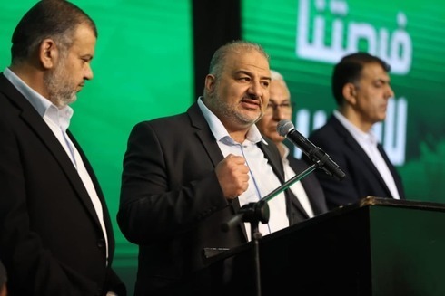El líder de Ra'am, Mansour Abbas, con los parlamentarios del partido en un mitin de campaña antes de las elecciones de marzo de 2021. 