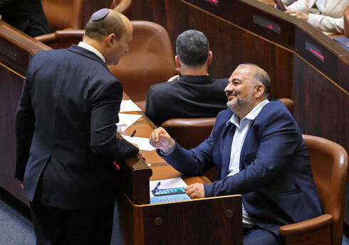 El primer ministro Naftalí Bennett y el líder de Ra'am, Mansour Abbas en la Knesset, junio de 2021. 