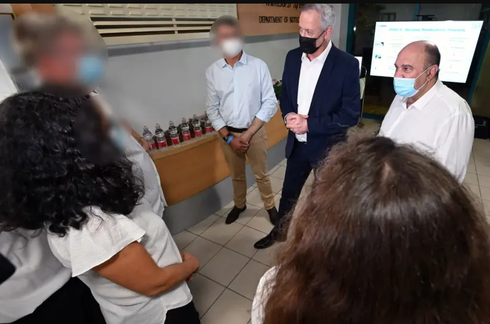 El ministro de Defensa, Benny Gantz, visita un laboratorio del Instituto de Investigación Biológica de Israel.