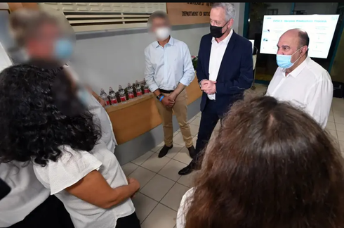El ministro de Defensa, Benny Gantz, visita un laboratorio del Instituto de Investigación Biológica de Israel. (Ministerio de Defensa) El ministro de Defensa, Benny Gantz, visita un laboratorio del Instituto de Investigación Biológica de Israel.