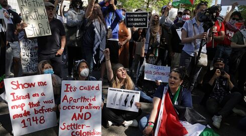 Activistas protestan contra las acciones militares de Israel en Gaza frente a la Embajada de Israel en Washington, el 18 de mayo de 2021. 