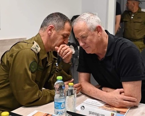El jefe de las FDI, Aviv Kochavi (izquierda), y el ministro de Defensa, Benny Gantz.