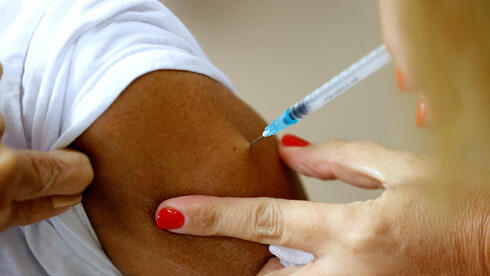 Ayer se comenzó a aplicar la dosis de refuerzo de la vacuna contra COVID-19. 