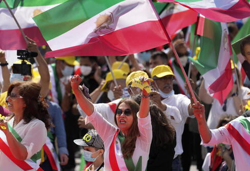 Manifestantes iraníes protestan contra el régimen de Irán en Berlín, Alemania.