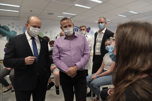 El primer ministro Naftali Bennett y el ministro de Salud, Nitzan Horowitz, visitan un centro de vacunación contra el coronavirus en Holon. 