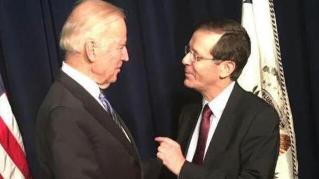 El presidente de Estados Unidos, Joe Biden, y su homólogo israelí, Yitzak Herzog, durante sus respectivos mandatos como vicepresidente y como líder de la oposición.