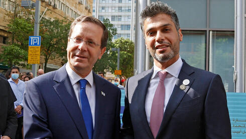El embajador emiratí en Israel, Mohamed Al Khaja (derecha), y el presidente Yitzhak Herzog.
