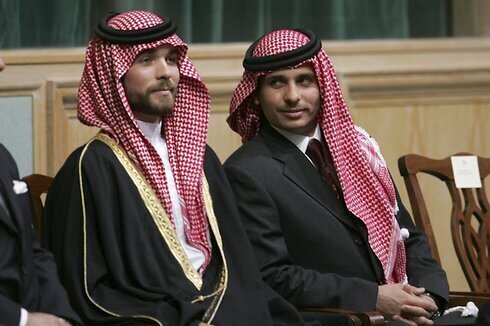 El príncipe Hamzah Bin Al-Hussein, a la derecha, y el príncipe Hashem Bin Al-Hussein, a la izquierda, medio hermanos del rey Abdullah II de Jordania, asisten a la inauguración del parlamento en Ammán, Jordania. 