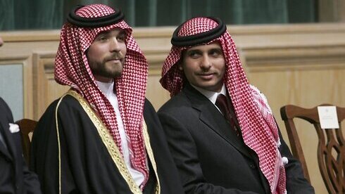 El príncipe Hamzah Bin Al-Hussein, a la derecha, y el príncipe Hashem Bin Al-Hussein, a la izquierda, medio hermanos del rey Abdullah II de Jordania, asisten a la inauguración del parlamento en Ammán, Jordania. 