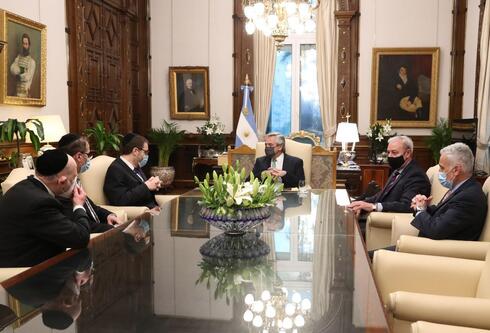 El presidente argentino Alberto Fernández con las autoridades de la AMIA en del despacho presidencial de la Casa Rosada, en Buenos Aires, Argentina. 