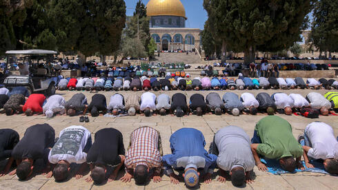 Oración en la explanada en torno a la mezquita de al-Aqsa. 