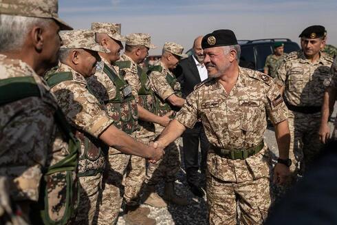 El rey Abdullah II supervisando un simulacro militar en 2019. 
