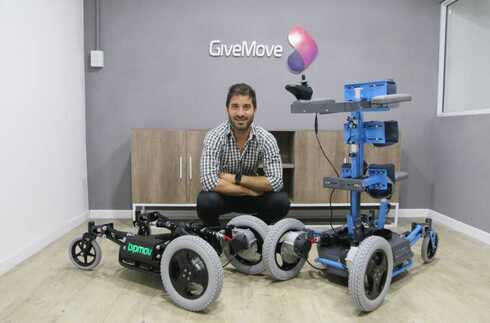 El bipedestador motorizado desarrollado por GiveMove. 