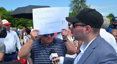 Un nacionalista polaco sostiene un cartel que dice "Exigimos la verdad sobre Jedwabne". 