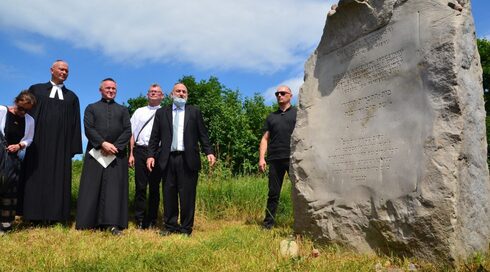 El gran rabino polaco Michael Schudrich, de corbata azul, habla junto a los clérigos católicos en la ceremonia de conmemoración de Jedwabne. 