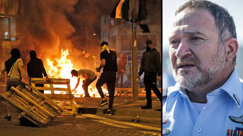 Izquierda: disturbios en la ciudad de Lod. Derecha: el jefe de policía, Kobi Shabtai. 
