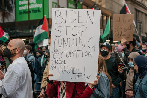 Manifestación antiisraelí en Nueva York durante la operación "Guardián de los Muros".