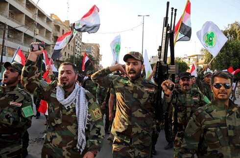 Miembros de una milicia chiíta marchan en Bagdad en 2015. 