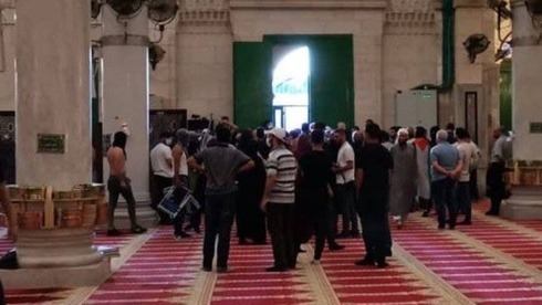 Musulmanes dentro de la mezquita Al-Aqsa se preparan para intentar bloquear el ingreso de judíos al Monte del Templo.