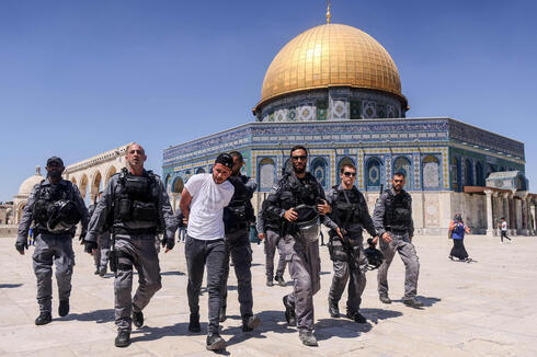 La policía israelí detiene a un manifestante musulman en el Monte del Templo el domingo. 