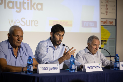 Omri Caspi (centro) durante la conferencia de prensa junto a su padre Shimon (izquierda) y el presidente del Maccabi Tel Aviv, Shimon Mizrahi.