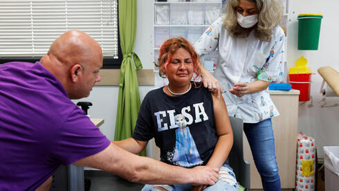 Una adolescente reacciona a la aplicación de la vacuna contra el coronavirus. 