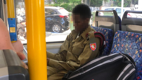 Un soldado de las FDI viaja en transporte público sin barbijo. 