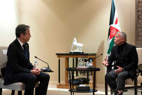 El Secretario de Estado de EE.UU., Antony Blinken, se reúne con el Rey Abdalá II de Jordania en Bayt Al-Urdon, en la capital jordana, Amman. (AFP) El Secretario de Estado de EE.UU., Antony Blinken, se reúne con el Rey Abdullah II de Jordania en Bayt Al-Urdon, en la capital jordana, Amman.