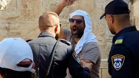 Un musulmán grita a un oficial de policía israelí por la presencia de judíos en el Monte del Templo. Un manifestante musulmán grita a un oficial de policía israelí por la presencia de judíos en el Monte del Templo el domingo.
