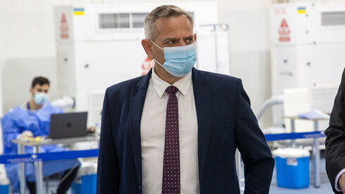 Nitzan Horowitz, ministro de Salud, en el Aeropuerto Ben Gurion. 