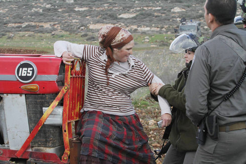 Tropas israelíes interceden ante una mujer de un asentamiento judío ilegal en Cisjordania. (Gil Yohanan) Soldados FDI Colonos
