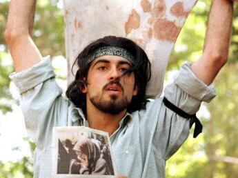 Ahmad Batebi durante la protesta estudiantil de 1999 en Irán. 
