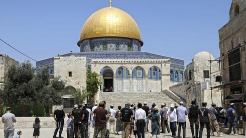Peregrinos judíos en el Monte del Templo durante la conmemoración de Tisha B'Av.