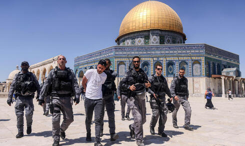 Combatientes de la Policía de Fronteras detienen a un alborotador palestino en el Monte del Templo.