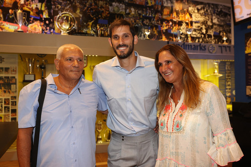 Omri Caspi con sus padres.