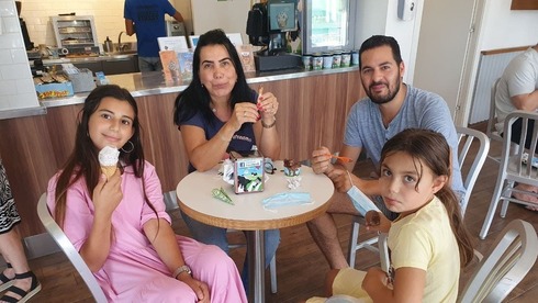 Una familia consume helado en la tienda de la fábrica de Ben & Jerry's en Yavne para apoyar al licenciatario israelí de la empresa. (Barel Efraim) Una familia consume helado en la tienda de la fábrica de Ben & Jerry's de Yavne para apoyar al licenciatario israelí de la empresa.