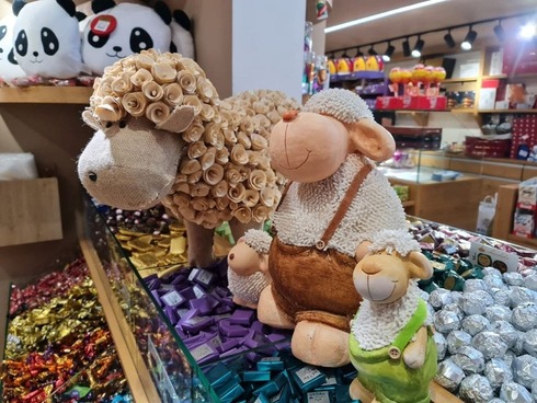 Una tienda de Nazaret se prepara para recibir a los consumidores durante Eid al-Adha. Una tienda de Nazaret se prepara para recibir a los consumidores durante Eid al-Adha.