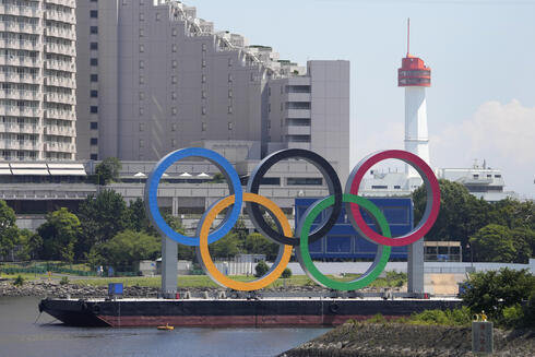 Los anillos olímpicos en Tokio. 