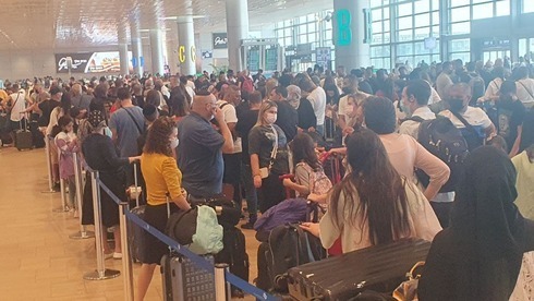 Aglomeración de gente en el sector de partidas del Aeropuerto Ben-Gurion el martes. 