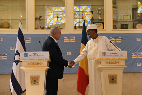 El ex primer ministro Benjamín Netanyahu junto al presidente de Chad. 