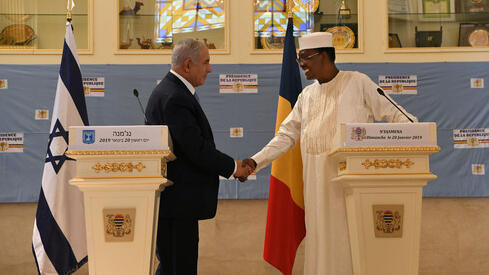 El ex primer ministro Benjamín Netanyahu junto al presidente de Chad. 