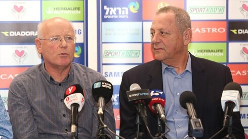 Conferencia de prensa de funcionarios del Comité Olímpico de Israel, instalados en Tokio a la espera de la ceremonia de apertura. 