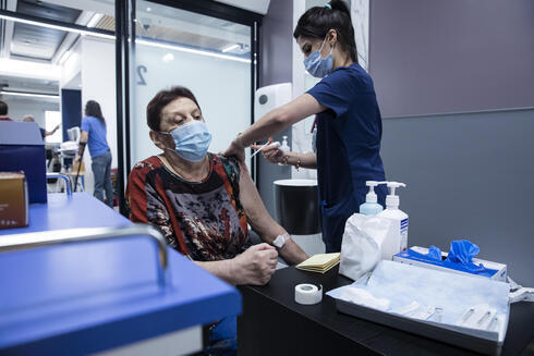 Una mujer recibe una dosis de refuerzo de la vacuna contra el coronavirus en el Hospital Sheba. 
